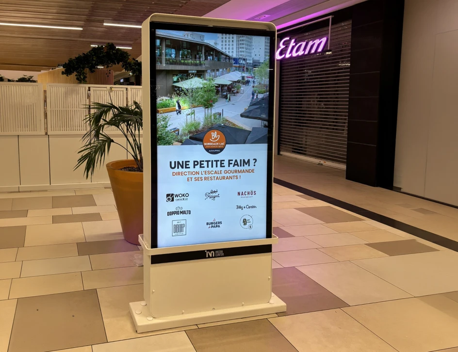 Un électricien professionnel en uniforme ou tenue de travail (avec logo ou insigne possible) dans un environnement résidentiel ou commercial, en train de communiquer avec un client ou d'effectuer une intervention technique. L'électricien doit apparaître concentré et professionnel, idéalement avec des outils ou du matériel électrique visible en arrière-plan, illustrant ainsi le point de contact unique et la compétence professionnelle au cœur du service.