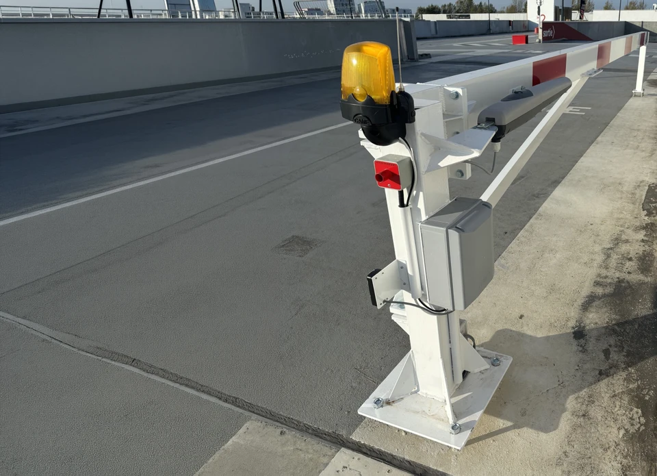 Camionnettes électriques avec station de charge pour véhicules électriques